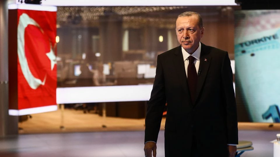 Ο «επιθανάτιος ρόγχος» του Ερντογάν: Ξεκίνησε η μαζική φυγή κεφαλαίων από την Τουρκία – Πανωλεθρία για την τούρκικη λίρα – Βαράνε «κανόνι»